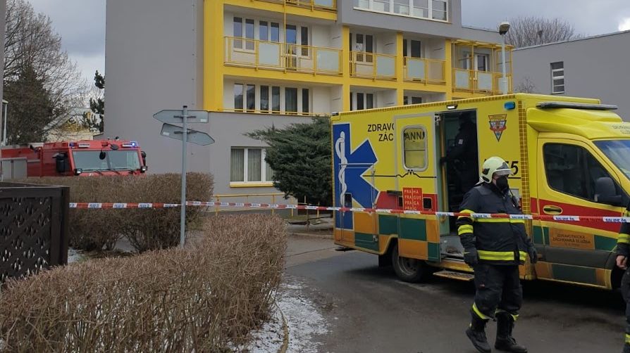 Kvůli požáru domu pro seniory v Bohnicích evakuovali dvacet lidí